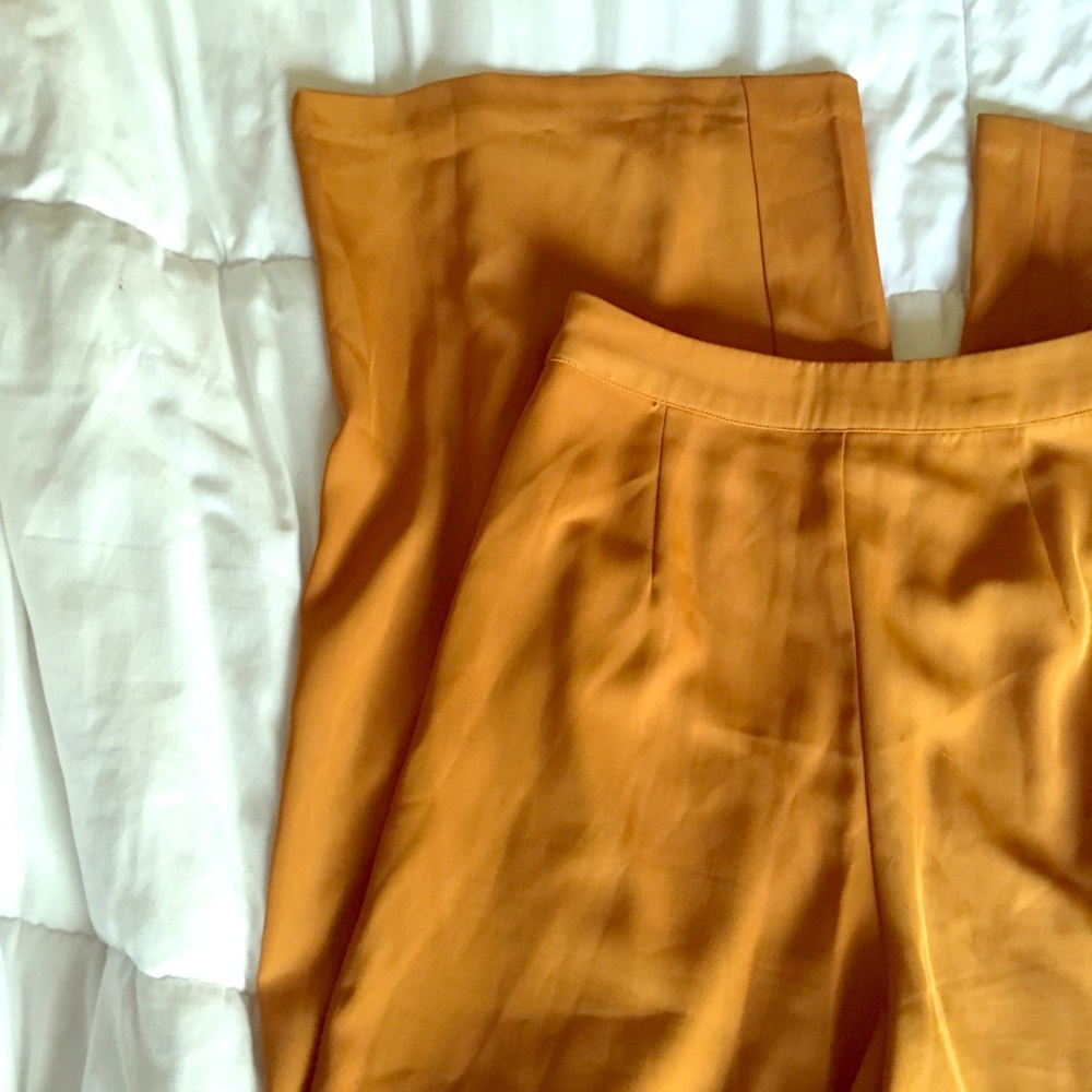 beautiful mustard yellow trousers!